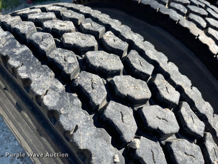 image for item MU9102 1996 Peterbilt 379  truck cab and chassis