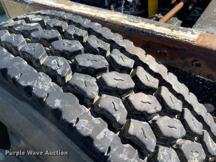 image for item MU9102 1996 Peterbilt 379  truck cab and chassis