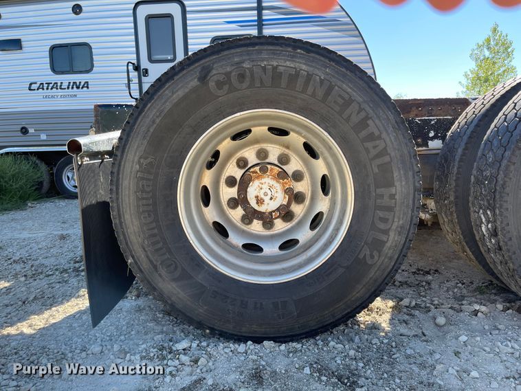 image for item MU9102 1996 Peterbilt 379  truck cab and chassis