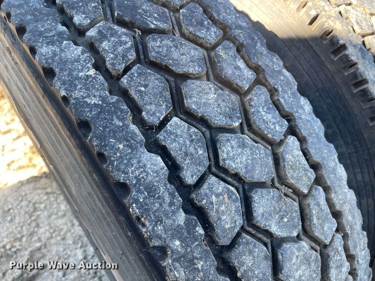 image for item MU9102 1996 Peterbilt 379  truck cab and chassis