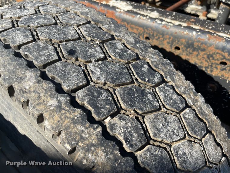 image for item MU9102 1996 Peterbilt 379  truck cab and chassis