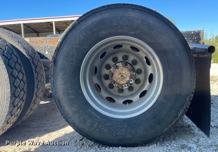 image for item MU9102 1996 Peterbilt 379  truck cab and chassis