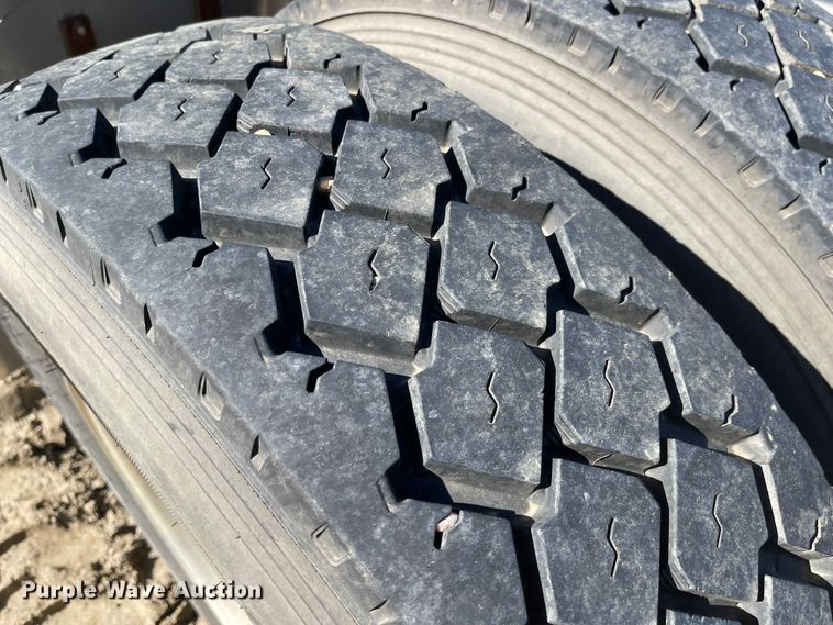 image for item MU9102 1996 Peterbilt 379  truck cab and chassis