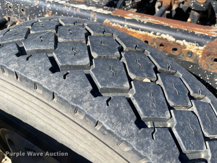 image for item MU9102 1996 Peterbilt 379  truck cab and chassis