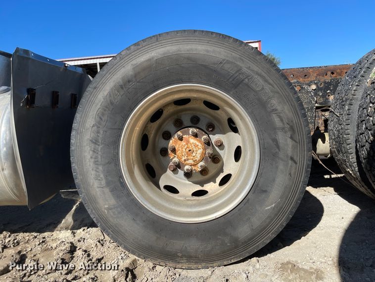 image for item MU9102 1996 Peterbilt 379  truck cab and chassis