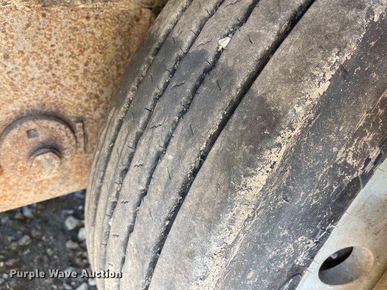 image for item MU9107 2001 Transcraft DLT-2000  drop deck equipment trailer