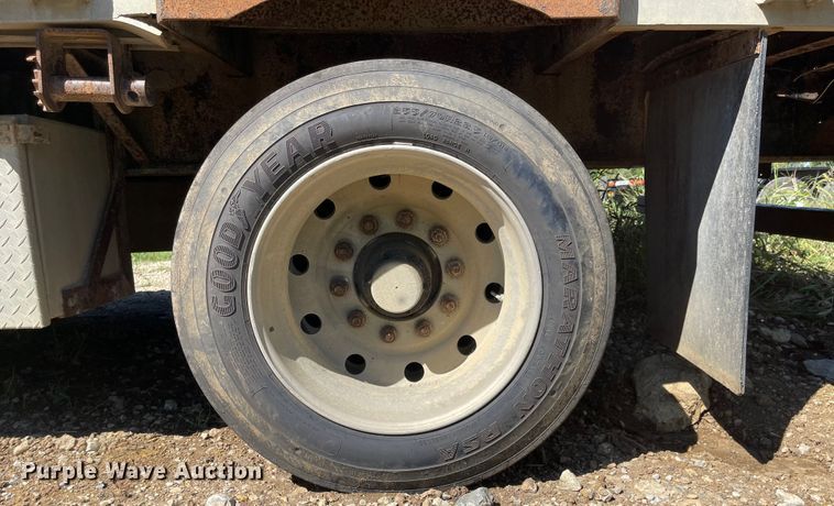 image for item MU9107 2001 Transcraft DLT-2000  drop deck equipment trailer