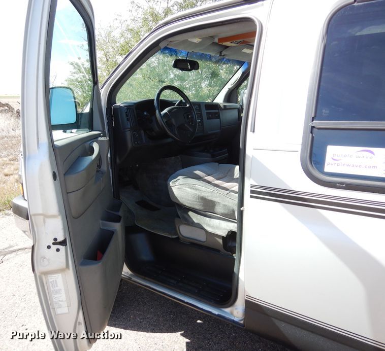 image for item DF8121 2004 Chevrolet Express 1500  van