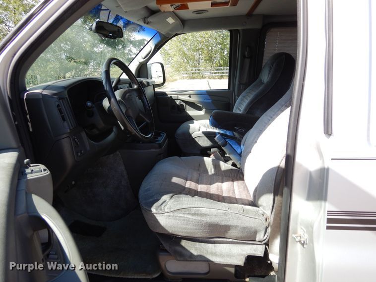 image for item DF8121 2004 Chevrolet Express 1500  van