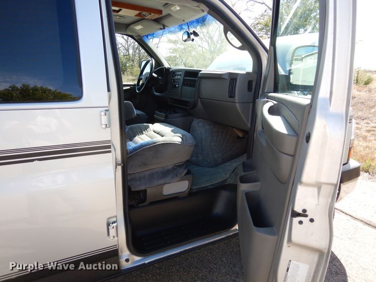 image for item DF8121 2004 Chevrolet Express 1500  van