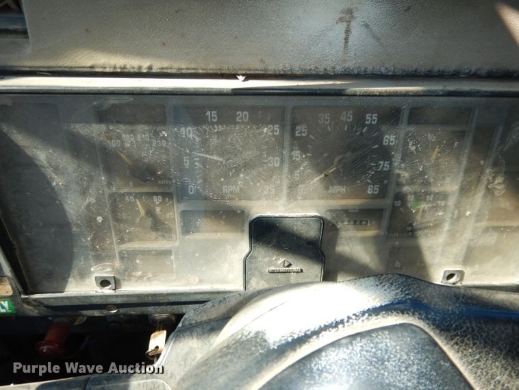 image for item DH8844 1994 International 4900  dump flatbed truck