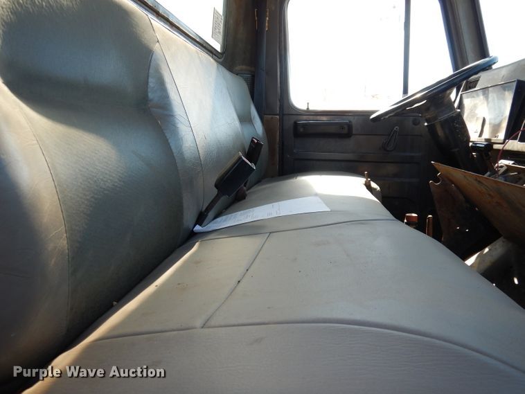 image for item DH8844 1994 International 4900  dump flatbed truck