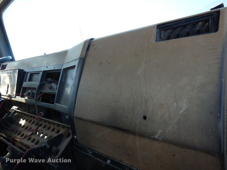 image for item DH8844 1994 International 4900  dump flatbed truck