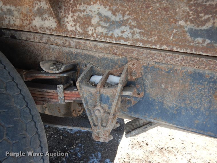 image for item DH8844 1994 International 4900  dump flatbed truck