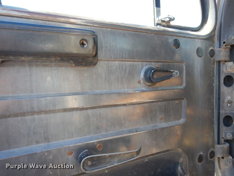 image for item DH8899 1995 International 4700  dump flatbed truck