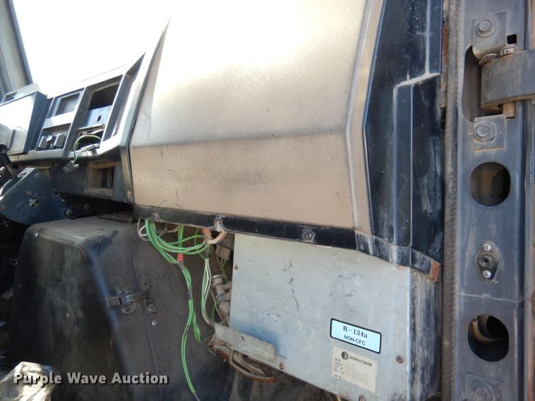 image for item DH8899 1995 International 4700  dump flatbed truck