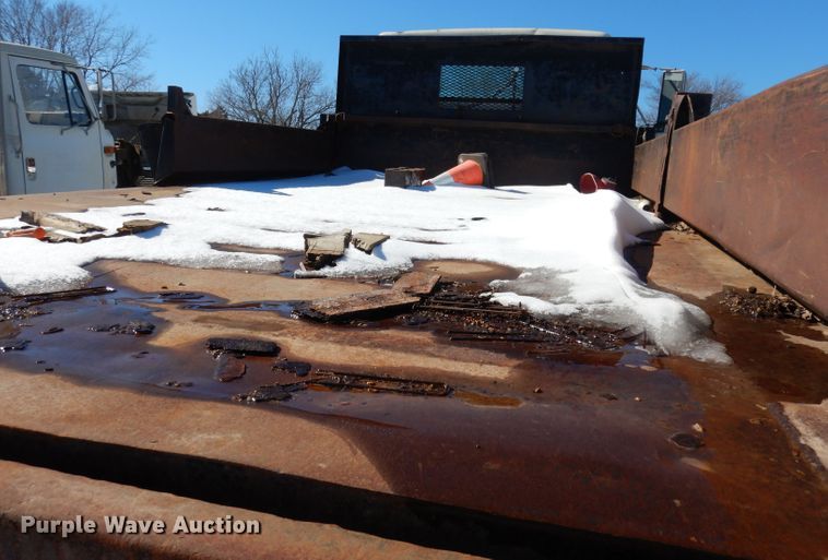 image for item DH8899 1995 International 4700  dump flatbed truck