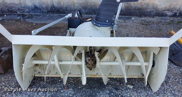 image for item DN6864 Cub Cadet 2082  tractor