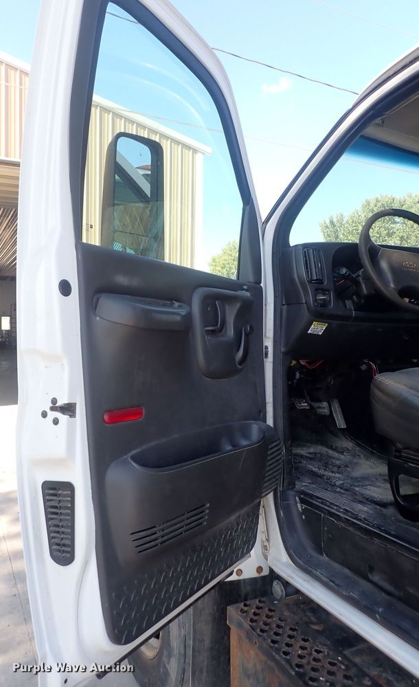 image for item DQ2988 2007 Chevrolet C7500  flatbed truck