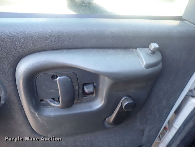 image for item DQ2988 2007 Chevrolet C7500  flatbed truck