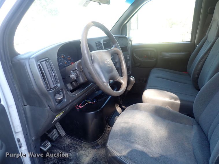 image for item DQ2988 2007 Chevrolet C7500  flatbed truck