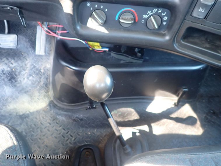 image for item DQ2988 2007 Chevrolet C7500  flatbed truck