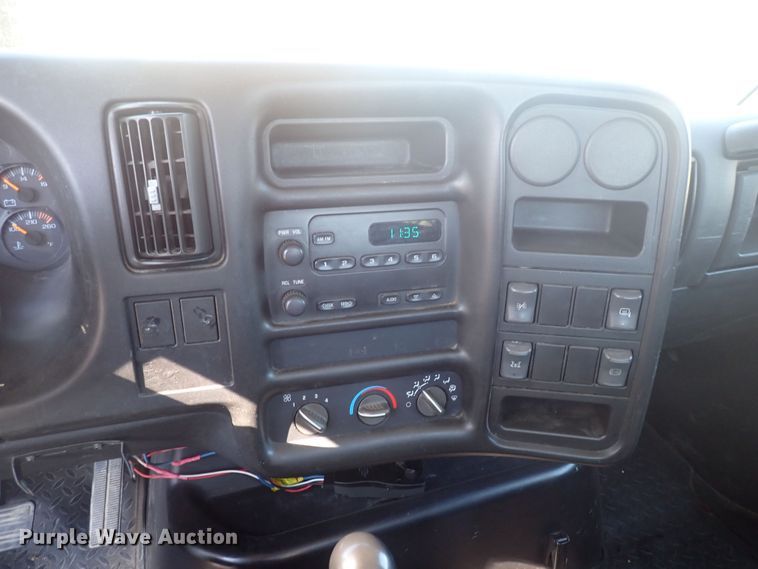 image for item DQ2988 2007 Chevrolet C7500  flatbed truck