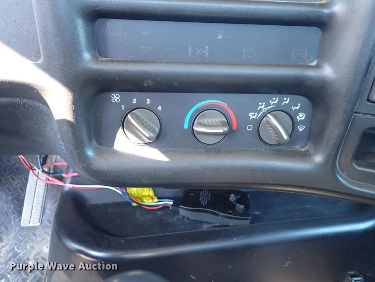 image for item DQ2988 2007 Chevrolet C7500  flatbed truck