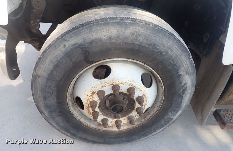 image for item DQ2988 2007 Chevrolet C7500  flatbed truck