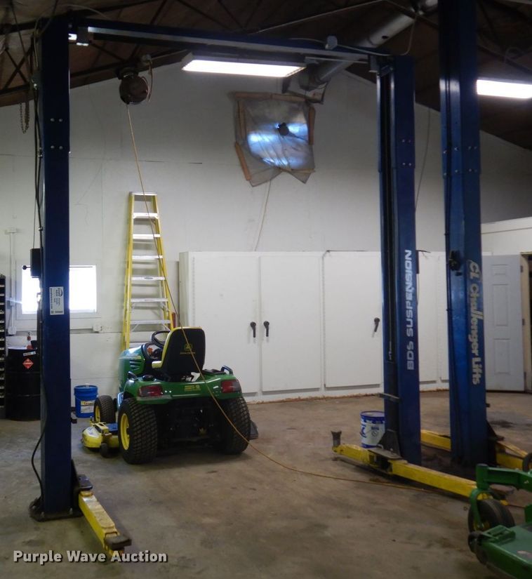 image for item DR0560 2019 Challenger LE10  automotive lift