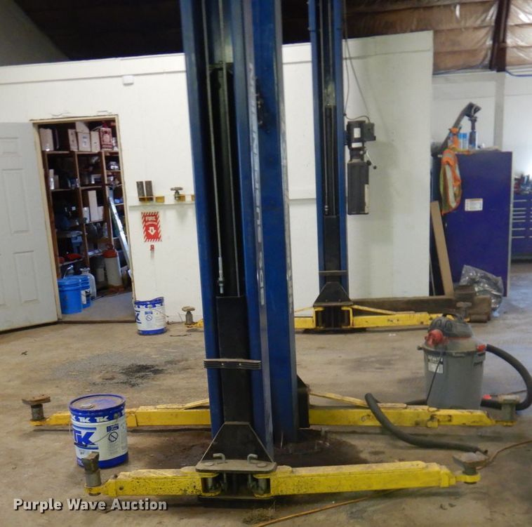 image for item DR0560 2019 Challenger LE10  automotive lift