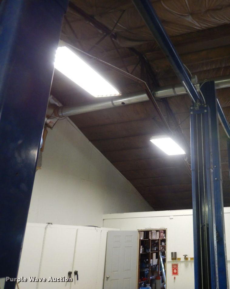 image for item DR0560 2019 Challenger LE10  automotive lift