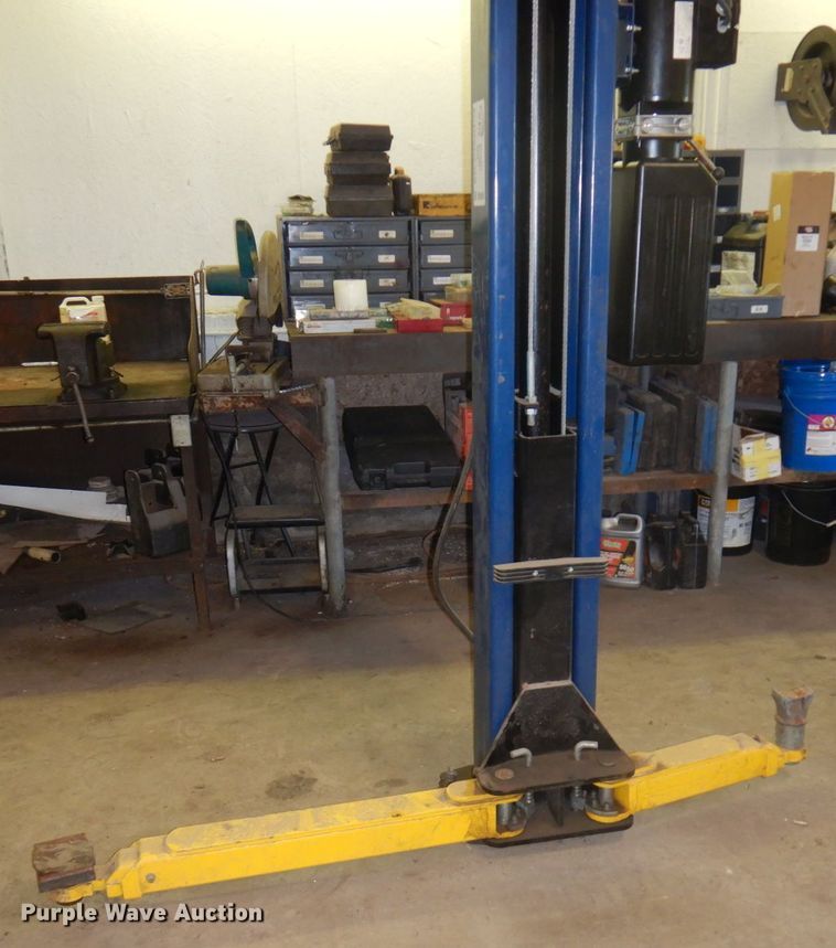 image for item DR0560 2019 Challenger LE10  automotive lift