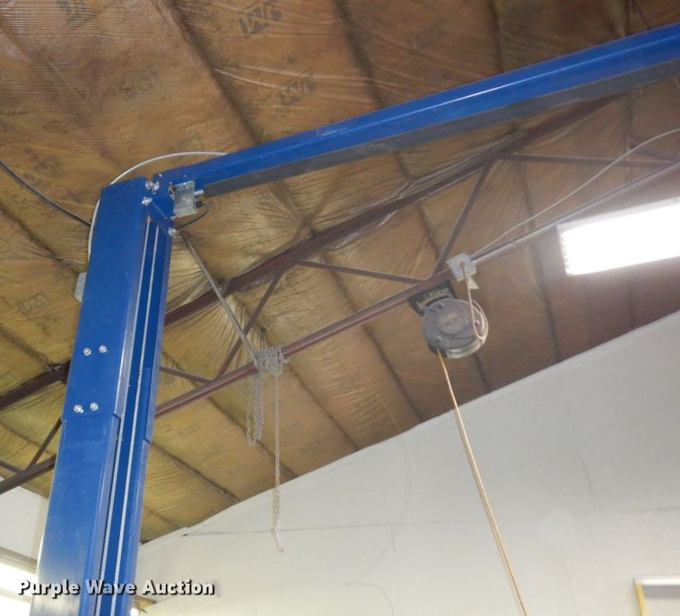 image for item DR0560 2019 Challenger LE10  automotive lift