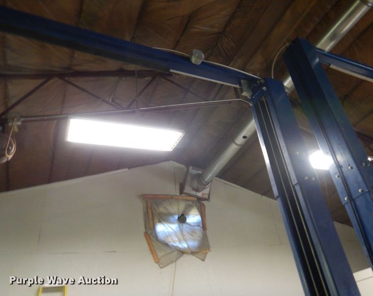 image for item DR0560 2019 Challenger LE10  automotive lift