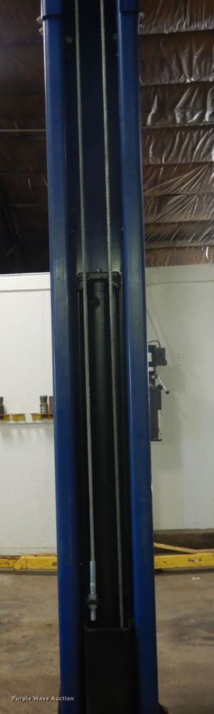 image for item DR0560 2019 Challenger LE10  automotive lift