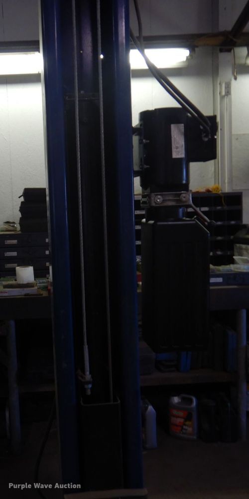 image for item DR0560 2019 Challenger LE10  automotive lift