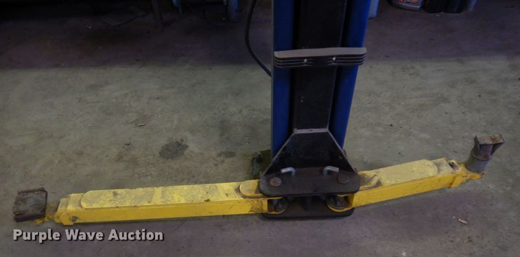 image for item DR0560 2019 Challenger LE10  automotive lift