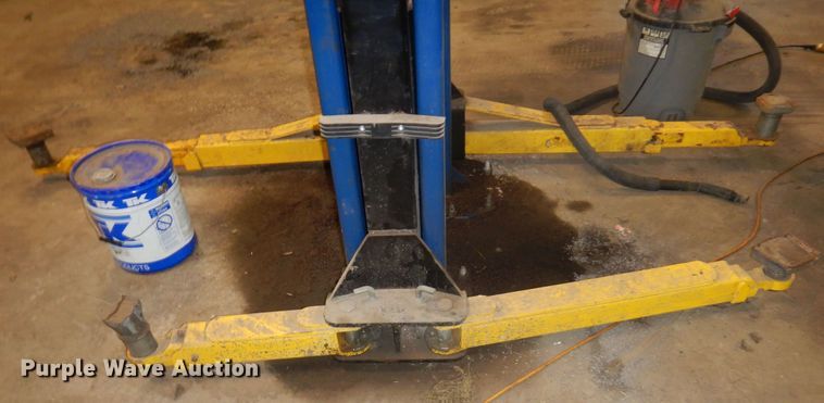 image for item DR0560 2019 Challenger LE10  automotive lift