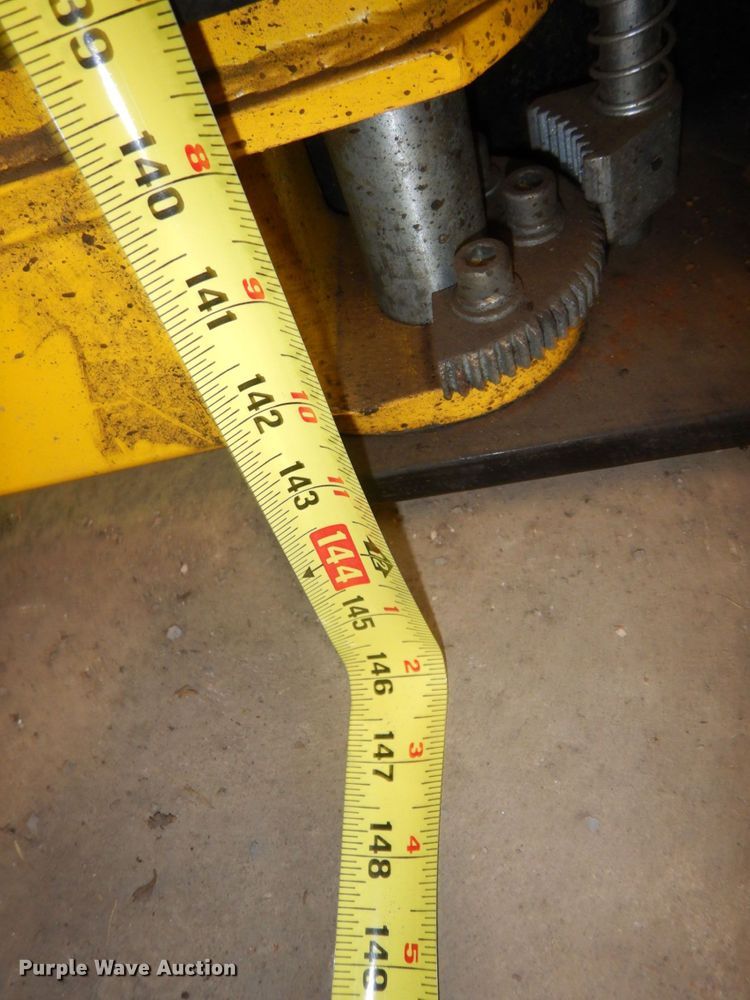 image for item DR0560 2019 Challenger LE10  automotive lift