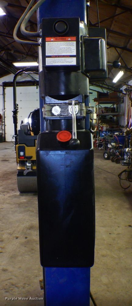 image for item DR0560 2019 Challenger LE10  automotive lift