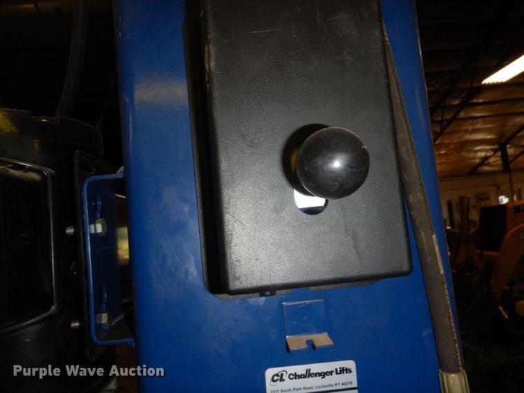 image for item DR0560 2019 Challenger LE10  automotive lift