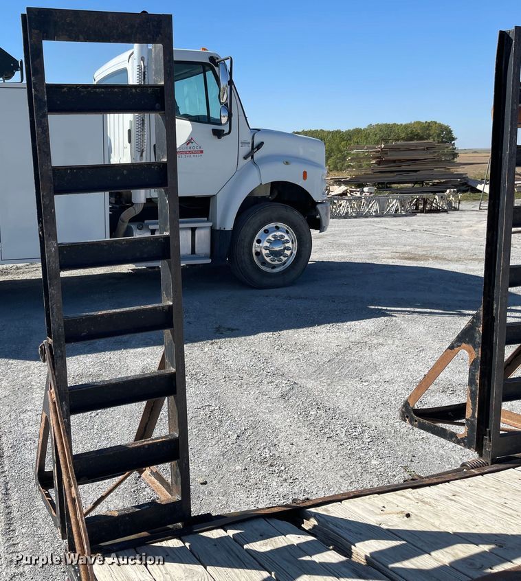 image for item JD9252 2012 PJ CC242  equipment trailer