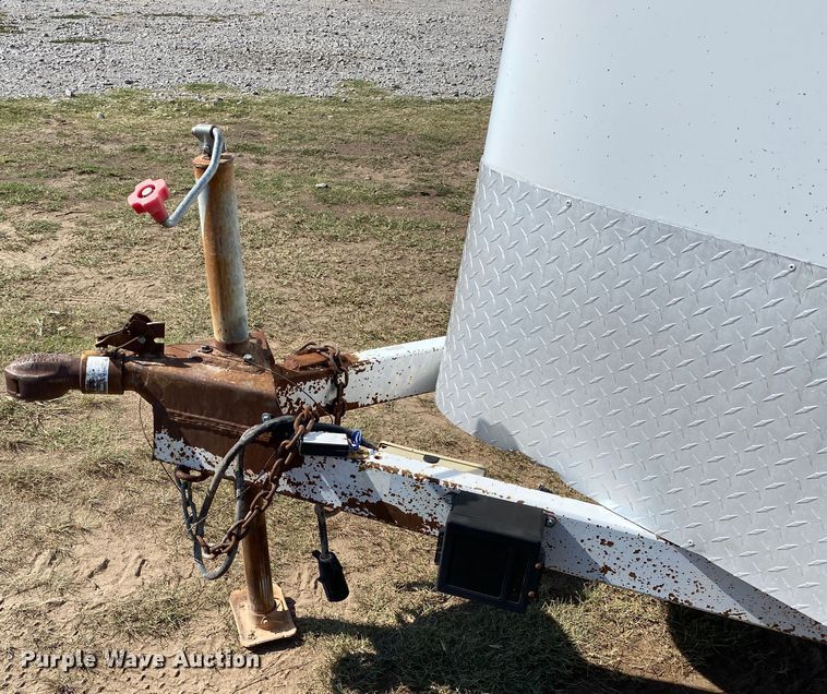 image for item JW9401 2009 CM  enclosed cargo trailer