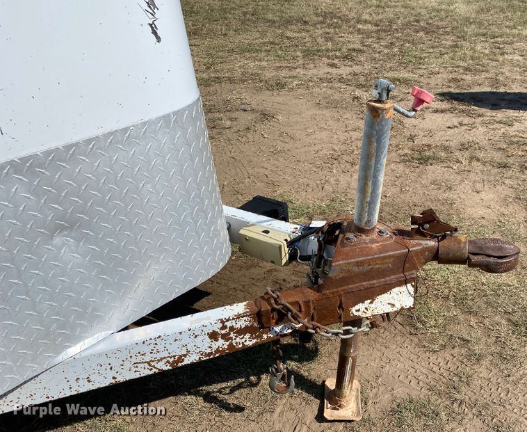 image for item JW9401 2009 CM  enclosed cargo trailer