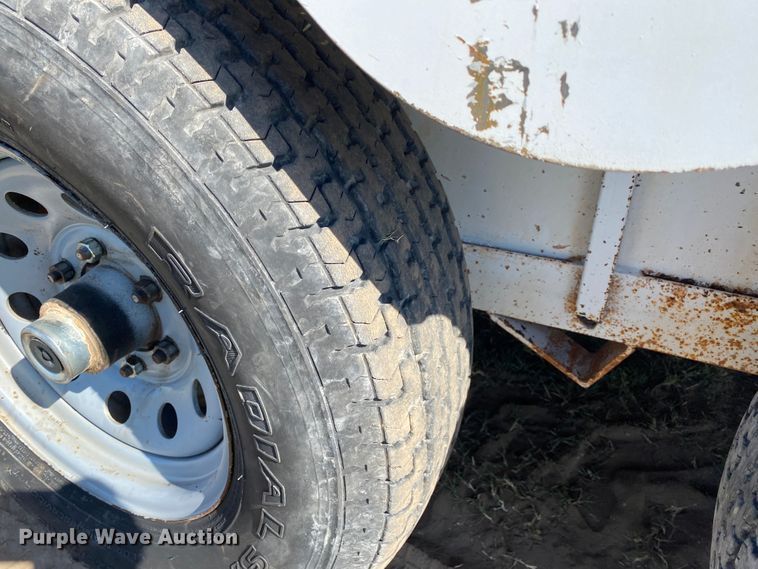 image for item JW9401 2009 CM  enclosed cargo trailer