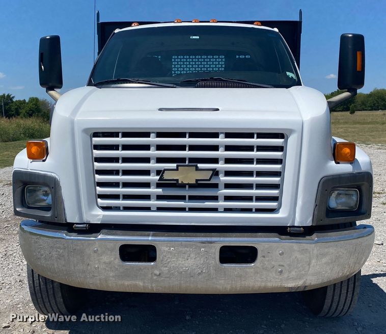 image for item JW9471 2006 Chevrolet C7500  flatbed truck