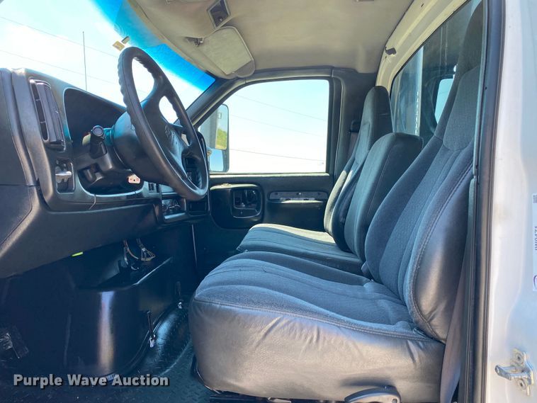 image for item JW9471 2006 Chevrolet C7500  flatbed truck