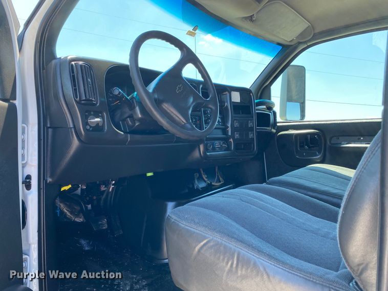 image for item JW9471 2006 Chevrolet C7500  flatbed truck