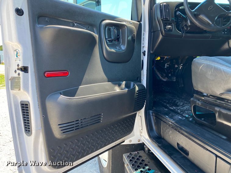 image for item JW9471 2006 Chevrolet C7500  flatbed truck